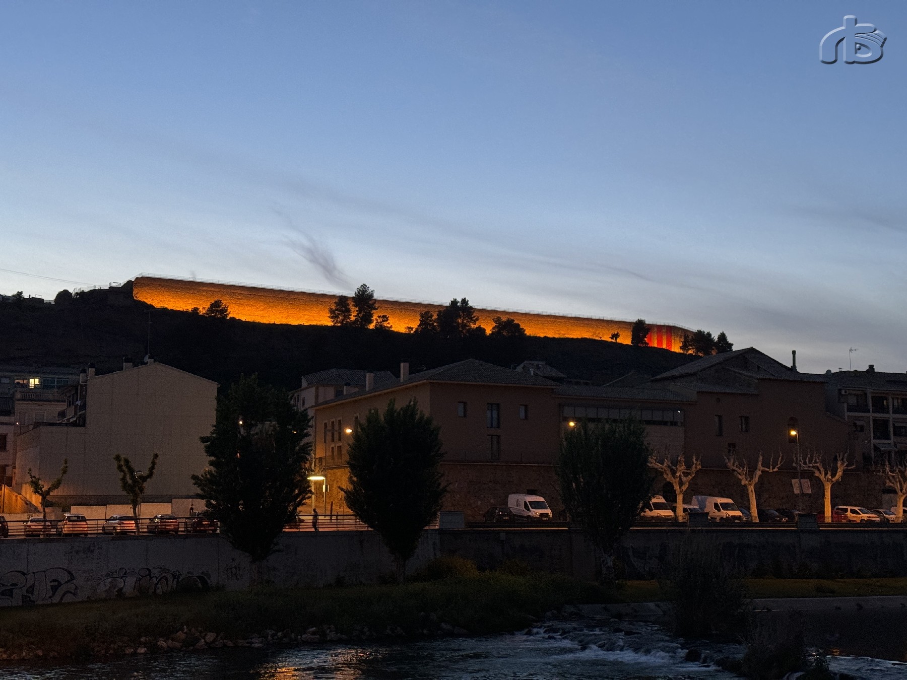 Imatge de la muralla il.luminada de Balaguer