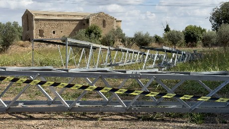 Torres elctriques prop del monestir