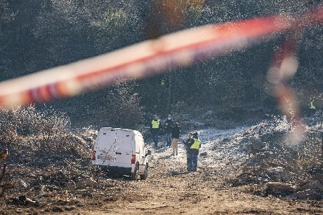 Els Mossos investiguen sobre el terreny, on es va trobar el cadver d'un home, en una zona boscosa de la Baronia de Rialb  Autor foto Laura Corts