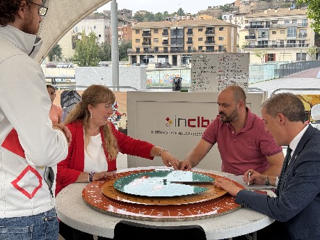 Autoritats fent una de les activitat