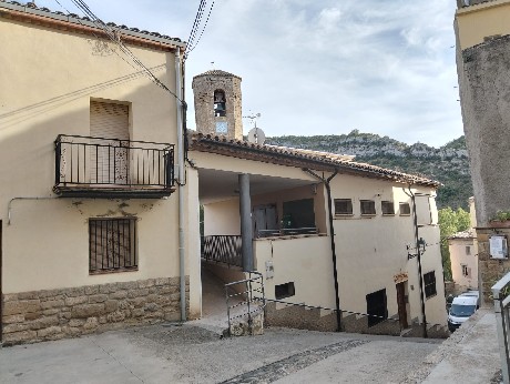 Vista de la casa heretada (a l'esquerra) i el locals social i futur ajuntament (al centre de la imatge)