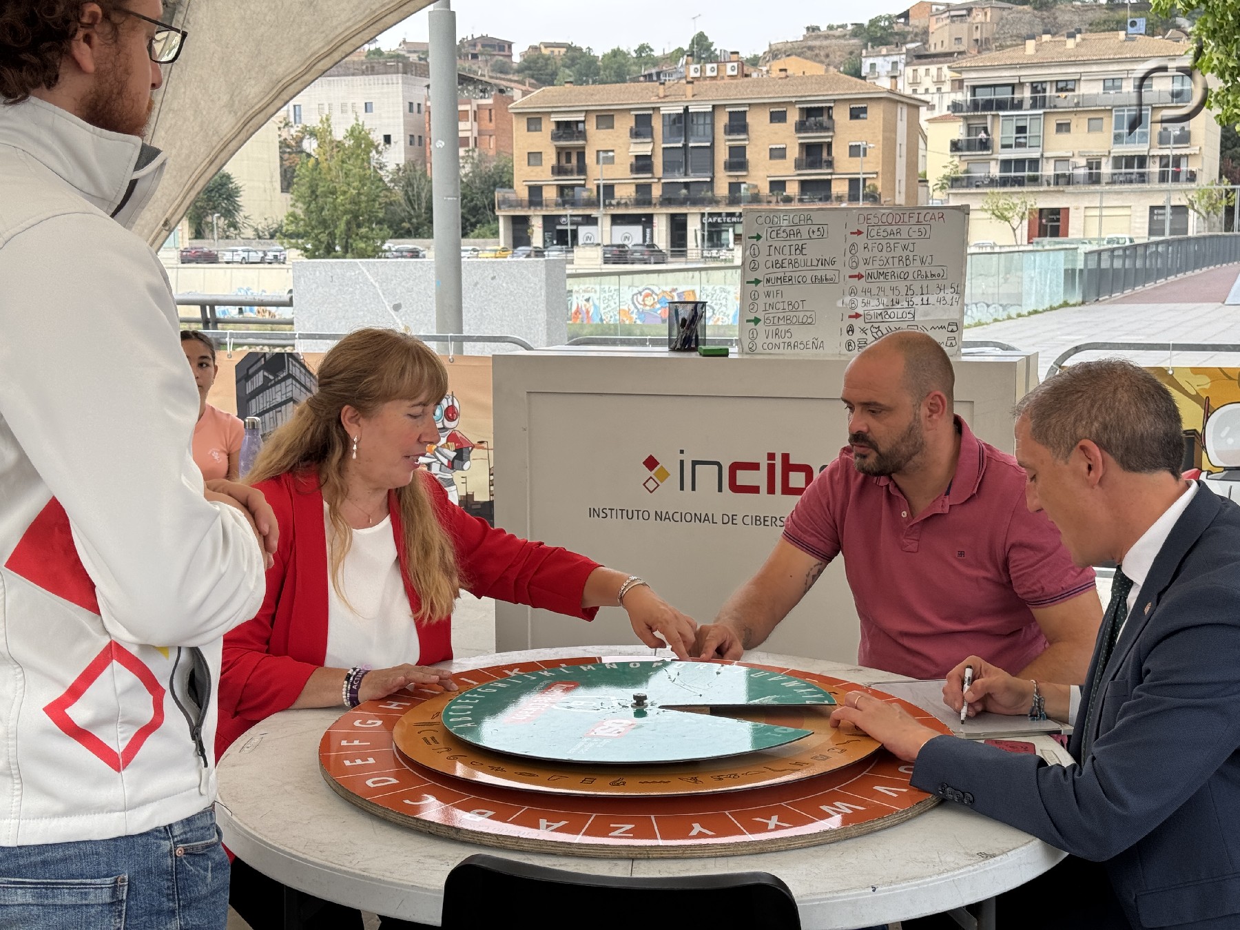 Autoritats fent una de les activitat