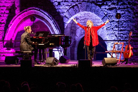Marina Rossell, acompanyada al piano per Xavi Lloses, ahir al festival (Z)ona Ponts. Foto: Agust Cucurulls.