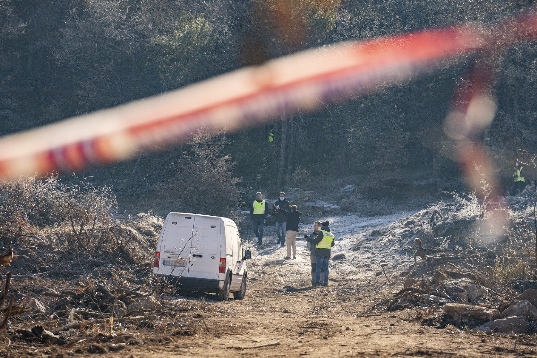 Els Mossos investiguen sobre el terreny, on es va trobar el cadver d'un home, en una zona boscosa de la Baronia de Rialb  Autor foto Laura Corts
