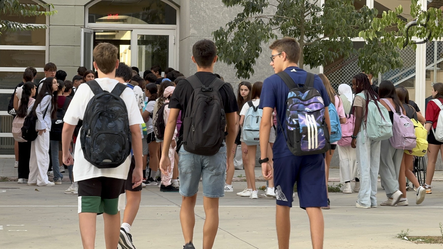 Alumnes de secundria tornant a classe