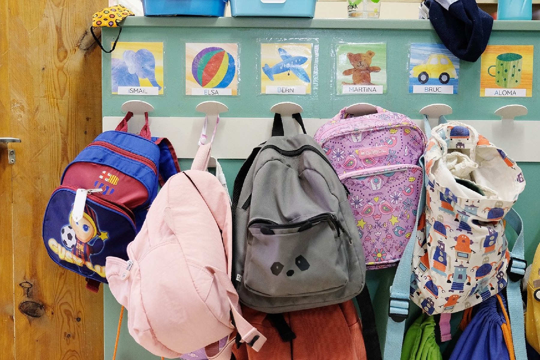 Motxilles en una escola - Arxiu