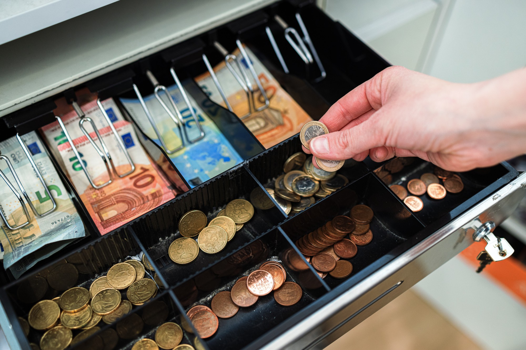 Diners en una caixa registradora