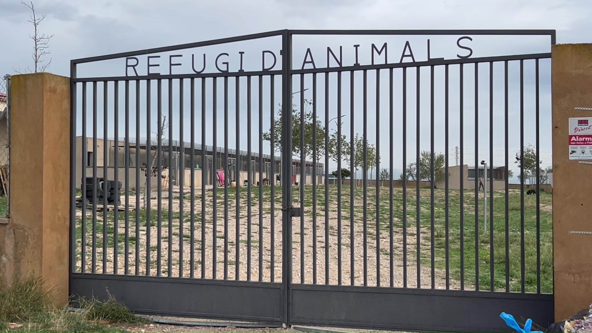 POrta d'acces al refugi d'animals