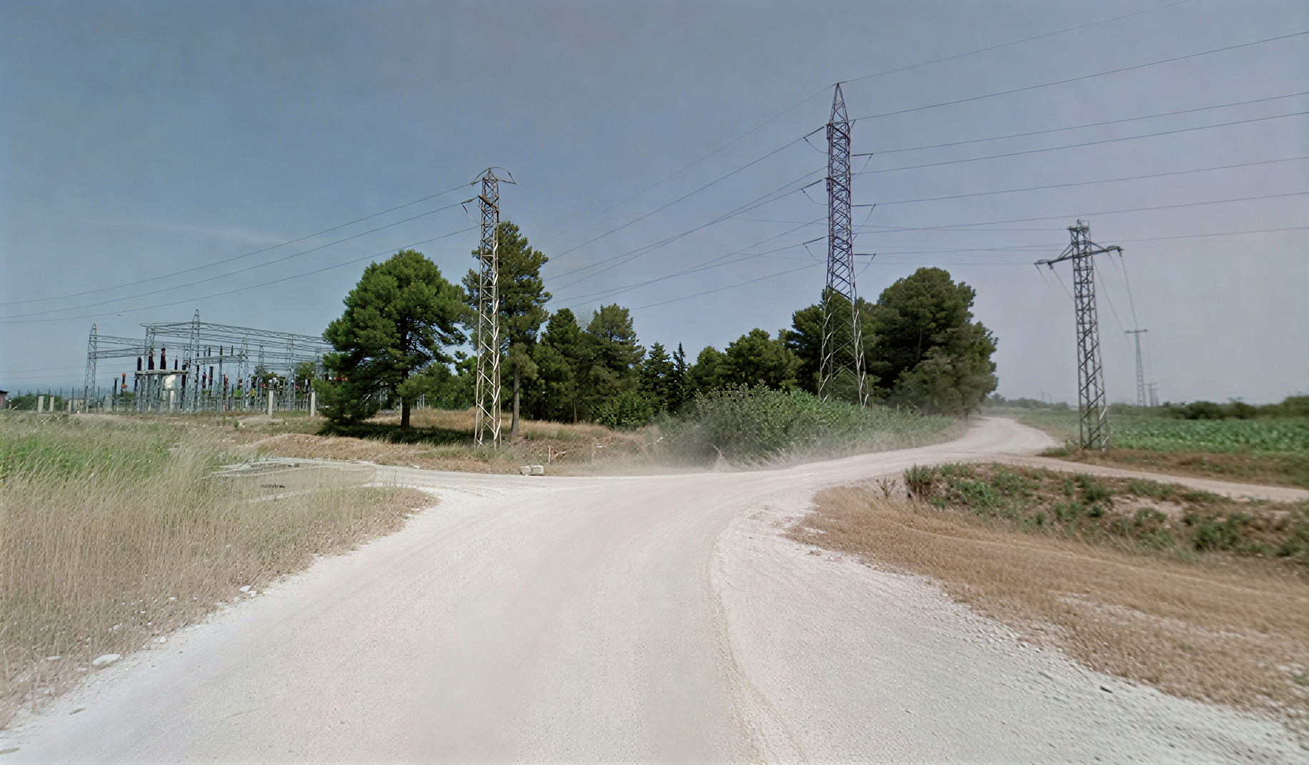 Espais on hi ha el jaciment, amb la central al fons. Foto: Google