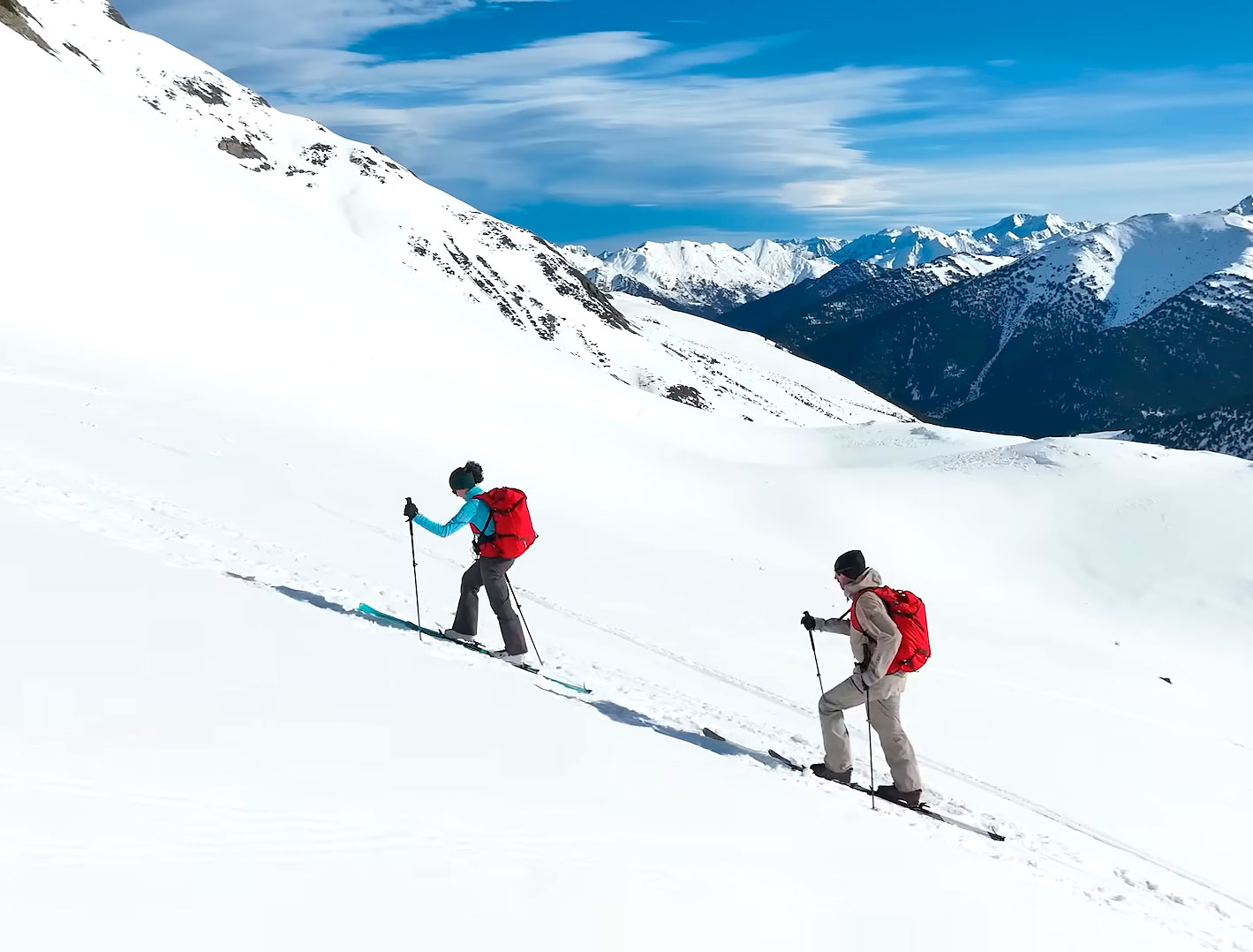 Turistes fent esquí de fons